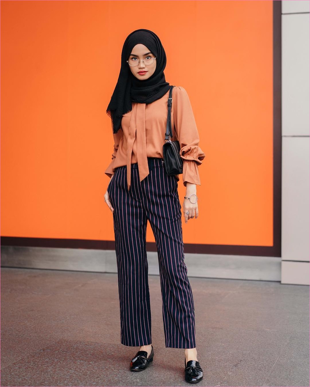 Outfit Baju Hijab Casual Untuk Ke Kantor Ala Selebgam 2018 pashmina polos flatshoes loafers and slip ons sling bags hitam top blouse pita oren pallazo longpants stripe biru tua dongker kacamata bulat putih gelang cincin gaya casual klasik kain katun sutra rayon 2018 ootd selebgram