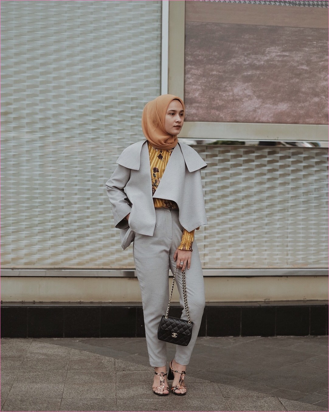 Outfit Baju Hijab Casual Untuk Ke Kantor Ala Selebgam 2018 longpants celana bahan blazer abu tua kemeja bunga kuning square hijab oren muda ciput rajut cincin slingbags hitam channel loafers and slip ons high heels coklat tua gaya casual kain sutra rayon ootd 2018 selebgram lukisan