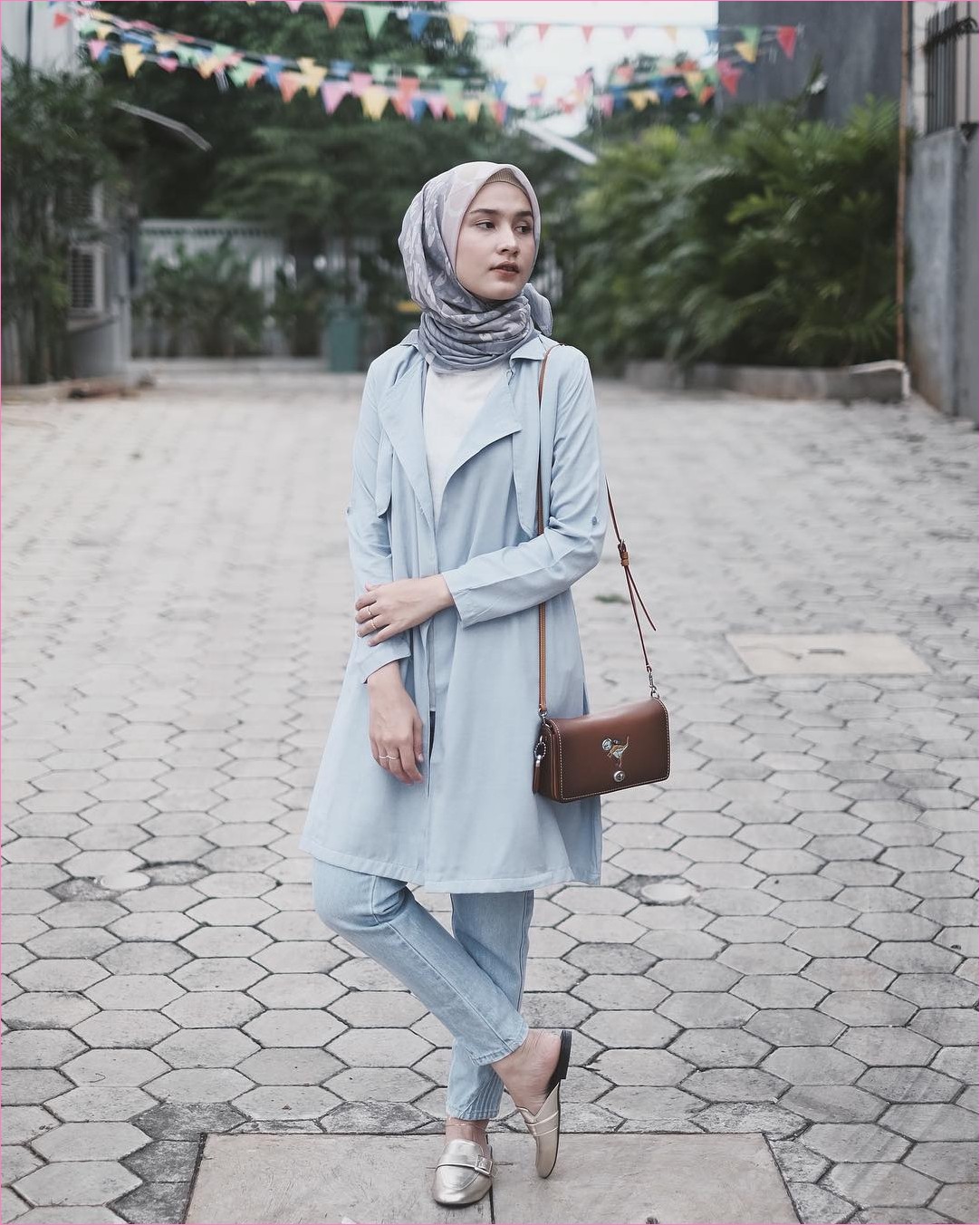 Outfit Baju Hijab Casual Untuk Ke Kantor Ala Selebgam 2018 jeans denim cardigan blazer biru tosca pastel mangset kemeja putih square hijab abu muda bermotif ciput krem sling bags coklat tua loafers and slip ons sandals emas krem muda gaya casual kain katun sutra ootd outfit 2018
