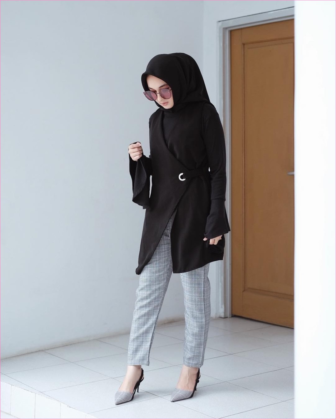 Outfit Baju Hijab Casual Untuk Ke Kantor Ala Selebgam 2018 high heels wedges abu muda celana bahan longpants abu tua top blouse tunic lengan terompet lebar square hijab kerudung segiempat hitam kacamata bulat coklat gaya casual klasik kain katun rayon sutra ootd outfit 2018 selebgram