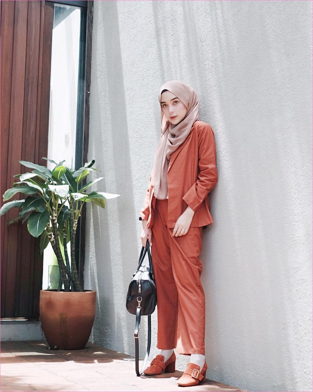 Outfit Baju Hijab Casual Untuk Ke Kantor Ala Selebgam 2018 flatshoes high heels loafers and slip ons longpants celana bahan blazer outer cardigan oren bata mangset kaos kaki putih pashmina krem ciput rajut tote bag hand bag hitam gaya klasik casual kain katun sutra rayon ootd outfit